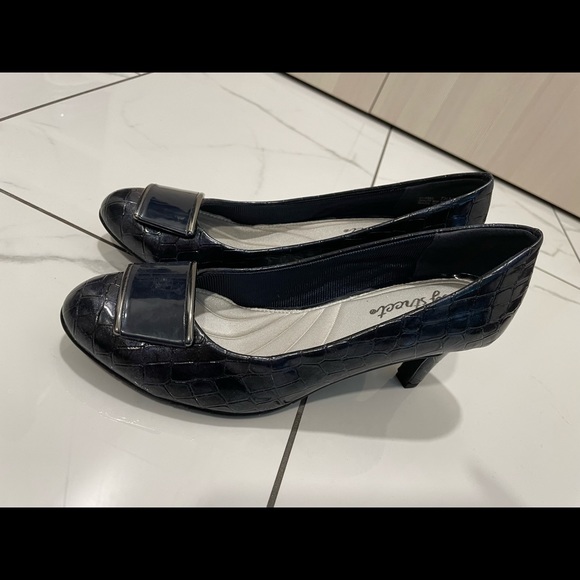 Womens navy shoes. Never been worn. - Picture 1 of 6